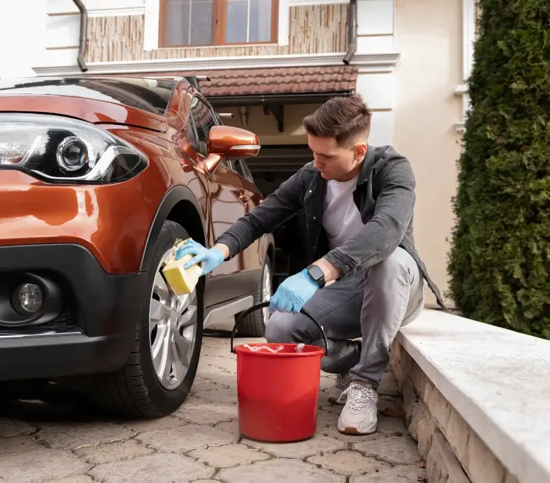 Lavage auto à domicile Ladignac-sur-Rondelles : professionnel intervenant sur un véhicule